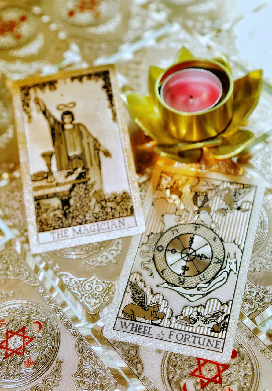 蛇蜕皮的生理现象赋予它“重生”的象征，如“魔术师牌”（左）代表开始与转变，“命运之轮”（右）象征机会和惊喜的到来。（刘欣怡摄）