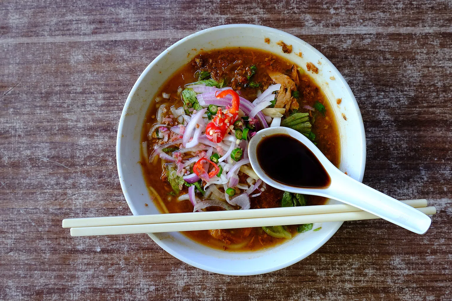 槟城的街边小吃让人垂涎。图为特色美食亚叁叻沙。（图/飞萤航空提供）