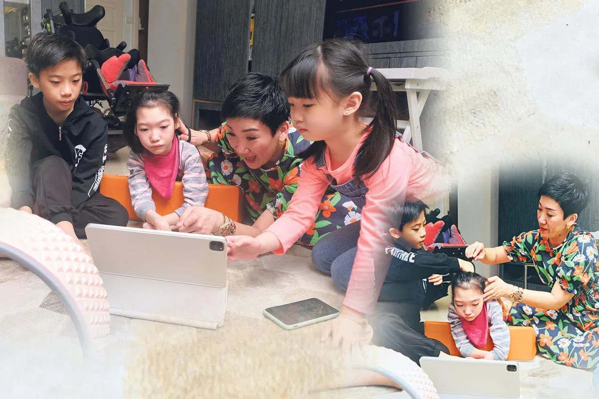 弟妹们会帮助照顾姐姐，如在她做肌肉复建时陪着她一起看她喜欢的视频。（陈思源摄）