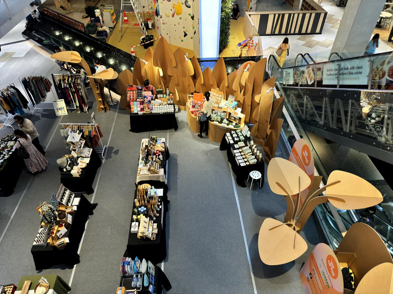 于福南商场举办的hoomimart环保产品市集与工作坊，现场所有装置都会重用，不会丢弃。（龙国雄摄）