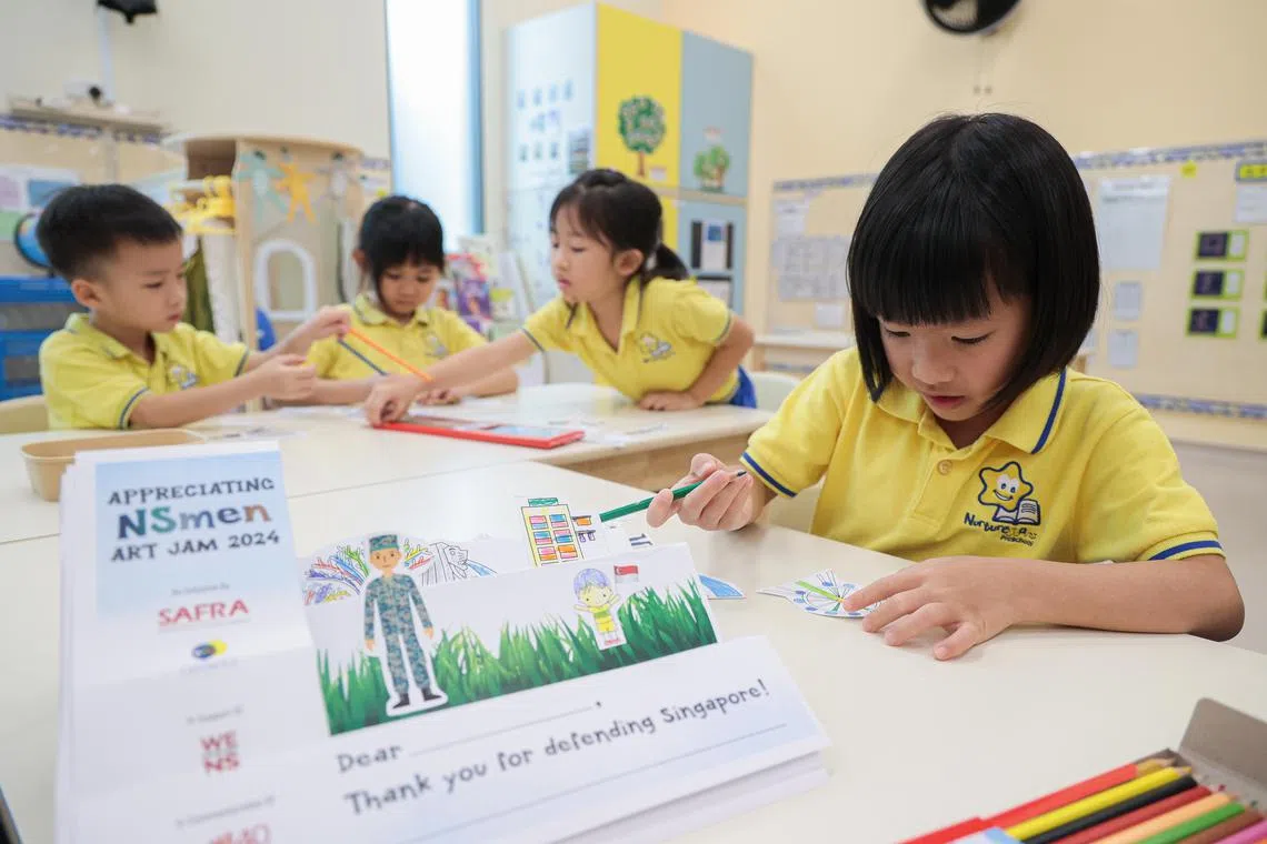 曹安宜（右一）的父母曾带她乘搭新加坡摩天观景轮，因此她选择将这一地标贴在送给父亲的卡片上。（李冠卫摄）