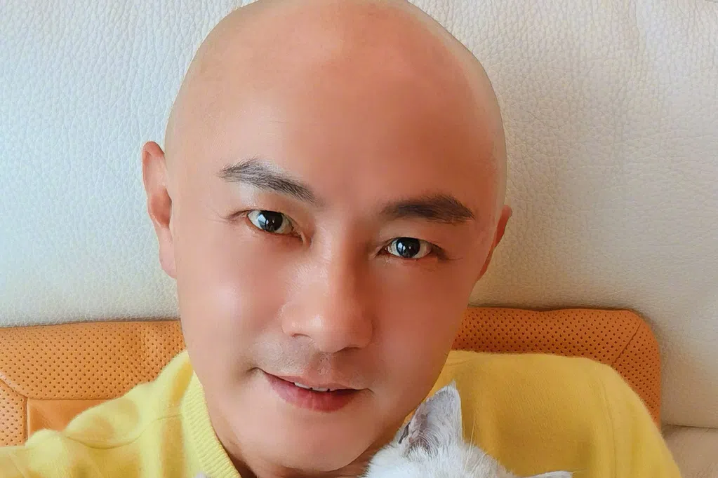 张卫健夫妻吸烟后乱抛烟头 网民批没公德心