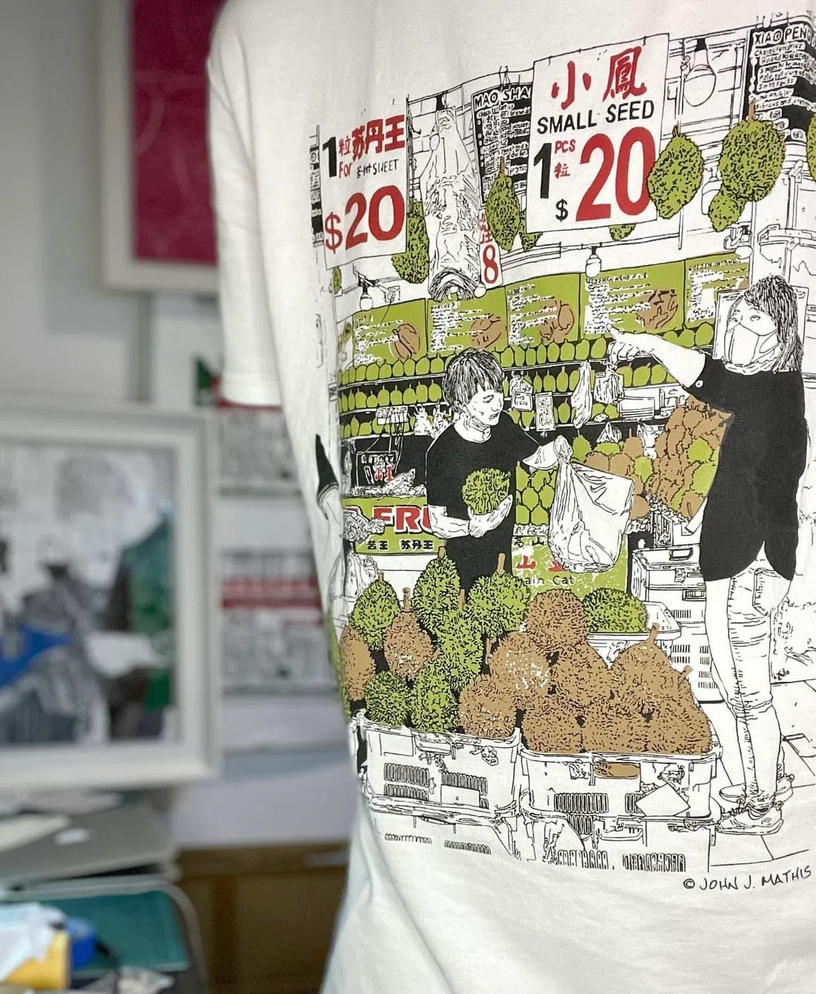 美国人马祝安入乡随俗，与新加坡人一样民以食为天。他将新加坡美食刻成浮雕版画，印成T恤，深受欢迎。（取自Tatsu Maker Works）