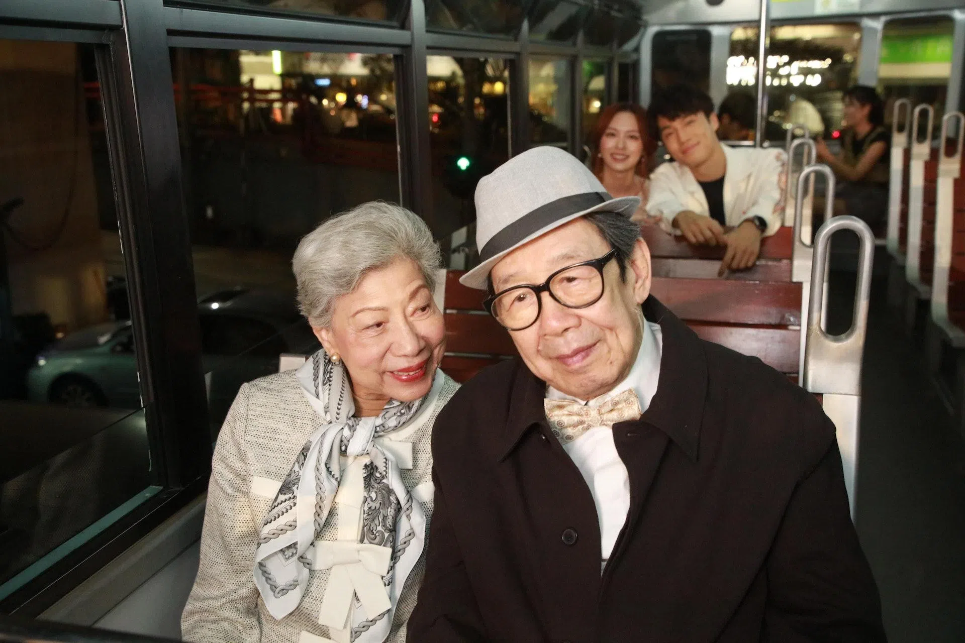 罗兰（左）饰演丁子朗的祖母，与胡枫（右）在戏里上演迟暮恋。（互联网）