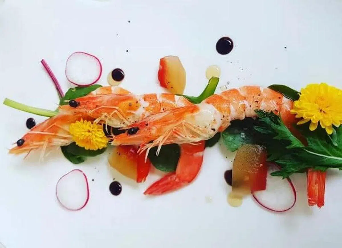 其中一样卖相挺美的是《海之歌》，以虾作为主菜。（受访者提供）