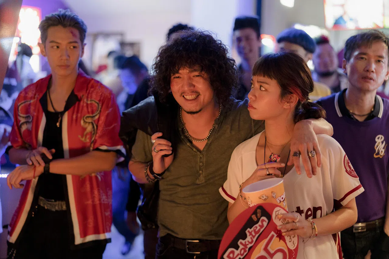 九把刀御用主角柯震东（左起）这次在《请问，还有哪里需要加强》轻松担任配角，春风和宋芸桦是此片主角。（嘉华提供）