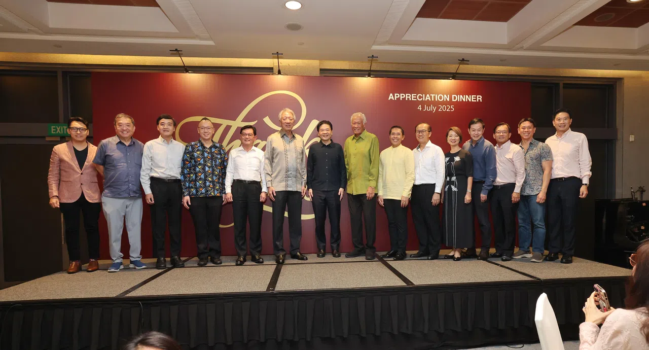 人民行动党设晚宴答谢在2025年大选中引退的20名行动党议员。黄循财总理（左七）与其中14名出席晚宴的前议员合照，包括前国务资政兼国家安全统筹部长张志贤（左六）、前副总理王瑞杰（左五）、前国防部长黄永宏医生（右八）、前总理公署部长兼教育部和外交部第二部长孟理齐博士（右七），以及黄文鸿（左起）、司徒宇斌、前国防部高级政务部长王志豪、陈有明医生、林谋泉、胡美霞、林伟杰医生、锺奇雄、黄国光，及吴顺喜。（唐家鸿摄）