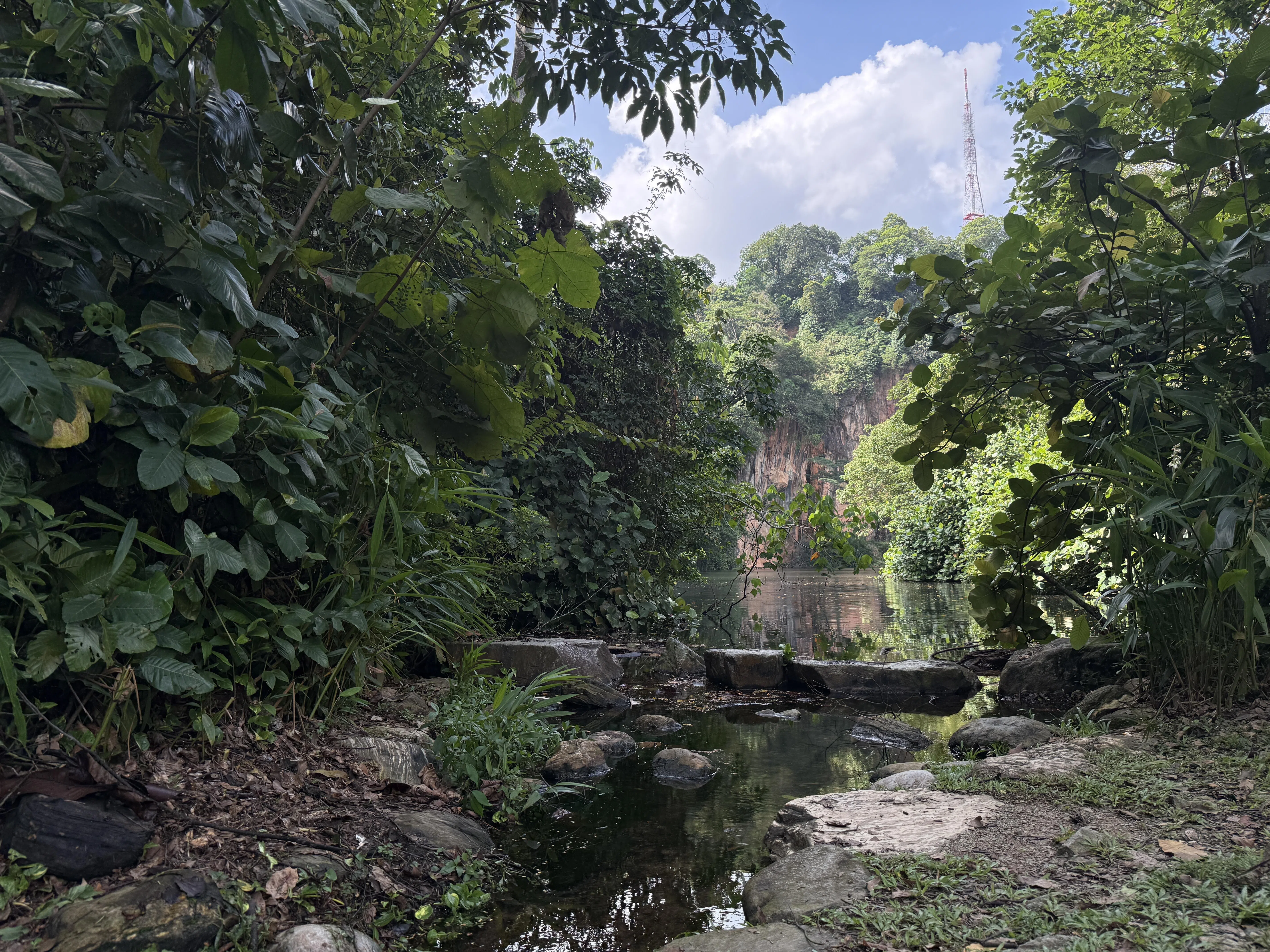 走出公园前回头欣赏矿湖，会不会更容易记住这幅美景？（陈映蓁摄）