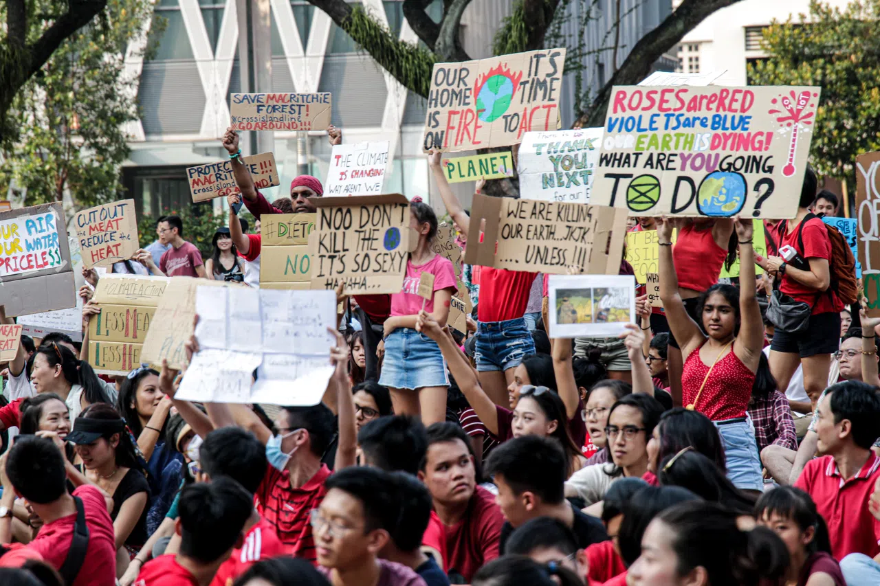 超过2000人参与2019年9月21日的首场气候集会，他们身穿“紧急”意味的红色上衣。（关俊威摄）