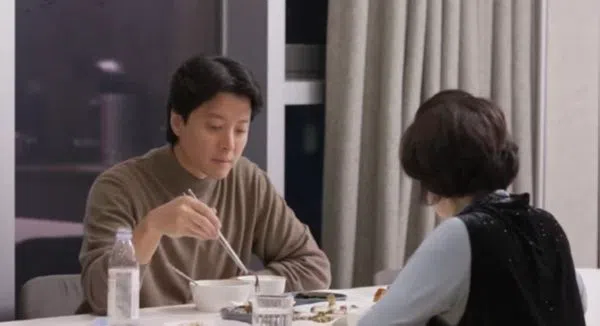 李东健与妈妈谈当年家人遭杀害的心情。（互联网）