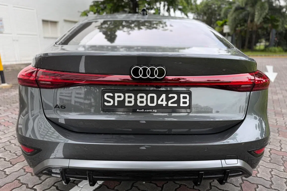 尾部以贯穿式三维灯带与第二代数码OLED尾灯收束，并可选配发光四环标志，提高夜间辨识度。（吴庆康摄）