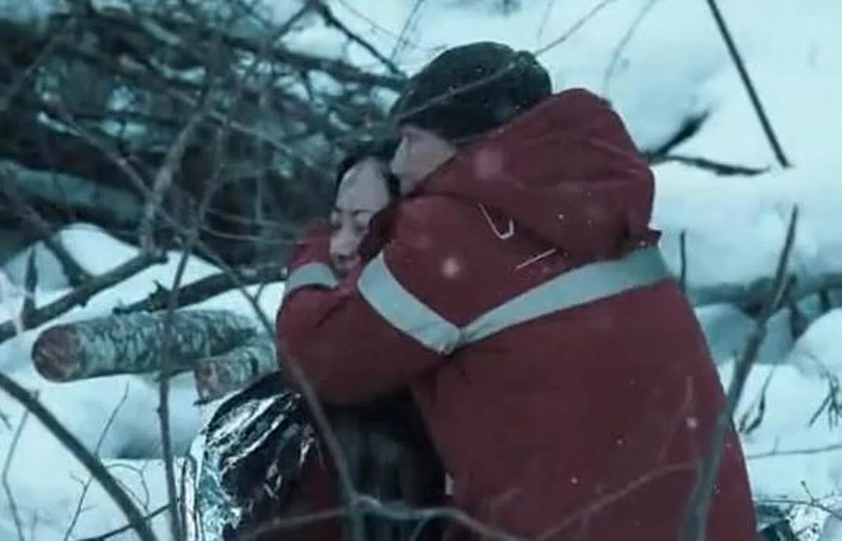 甄子丹上前拥着韩雪，安抚她的情绪。