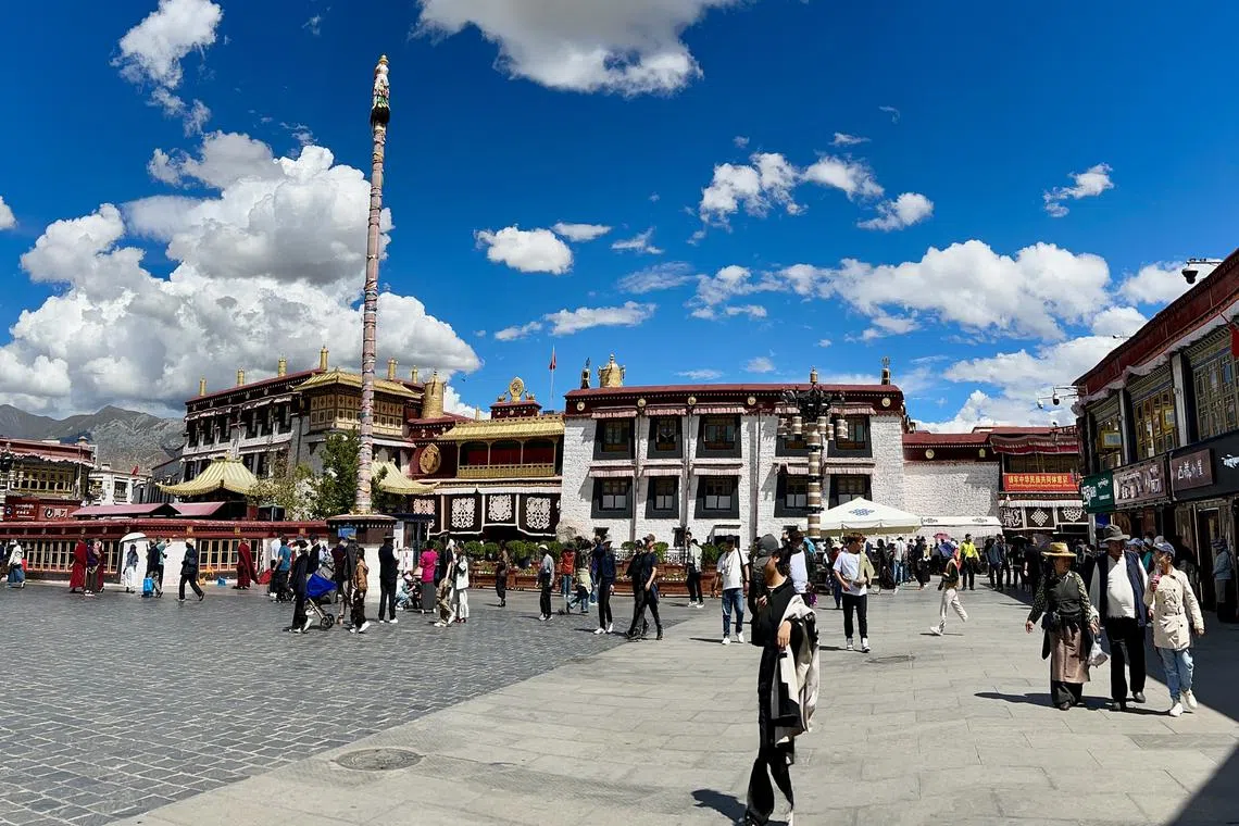 围绕着大昭寺的八廓街，藏族风格浓郁，商店林立，人潮不息。（黄佩卿摄）
