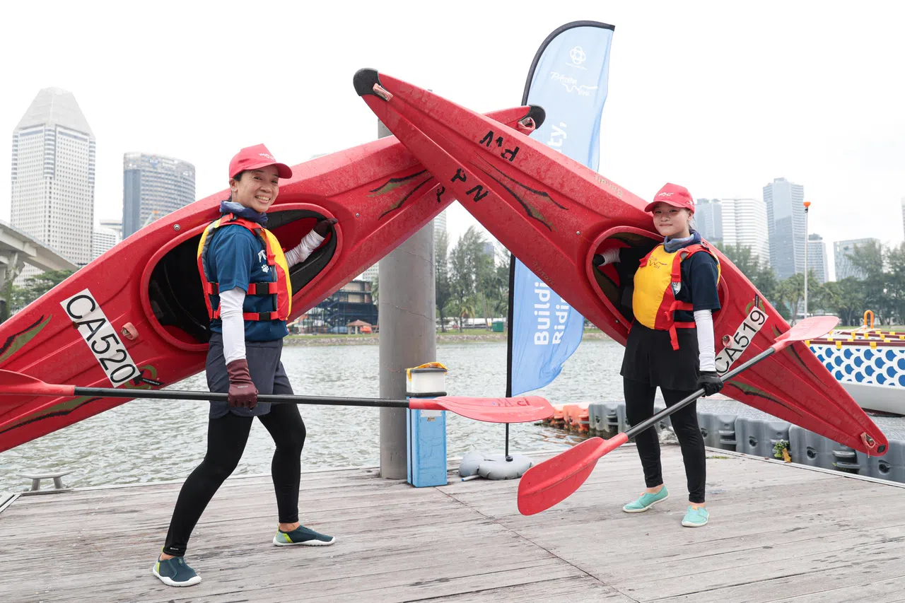 林鑫瑜（右）希望自己有朝一日能和妈妈王佳慧（左）一样，成为皮划艇教练。（李冠卫摄）