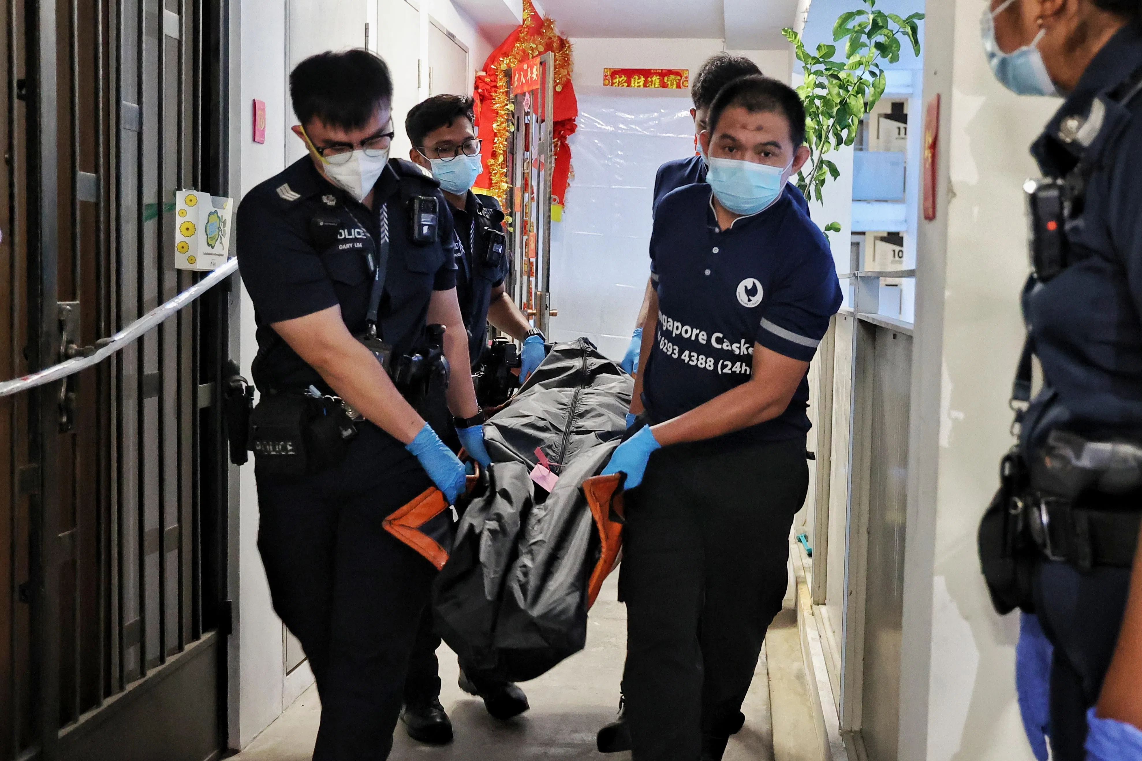 两具遗体在星期五傍晚7时许相继被抬离现场。（徐颖荃摄）