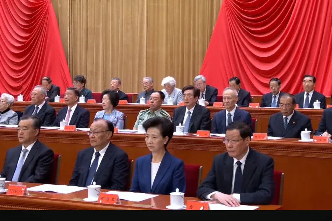 多名已退休的中共政治局前委员星期一（8月17日）上午在北京人民大会堂，出席纪念江泽民诞辰100周年大会，并在主席台就坐，包括中国前国家副主席李源潮（中间一排左四起）、国务院前副总理孙春兰、中央军委前副主席范长龙；中间一排右三是国务院前副总理刘鹤，右一是新疆维吾尔自治区前党委书记陈全国。（央视直播视频截图）