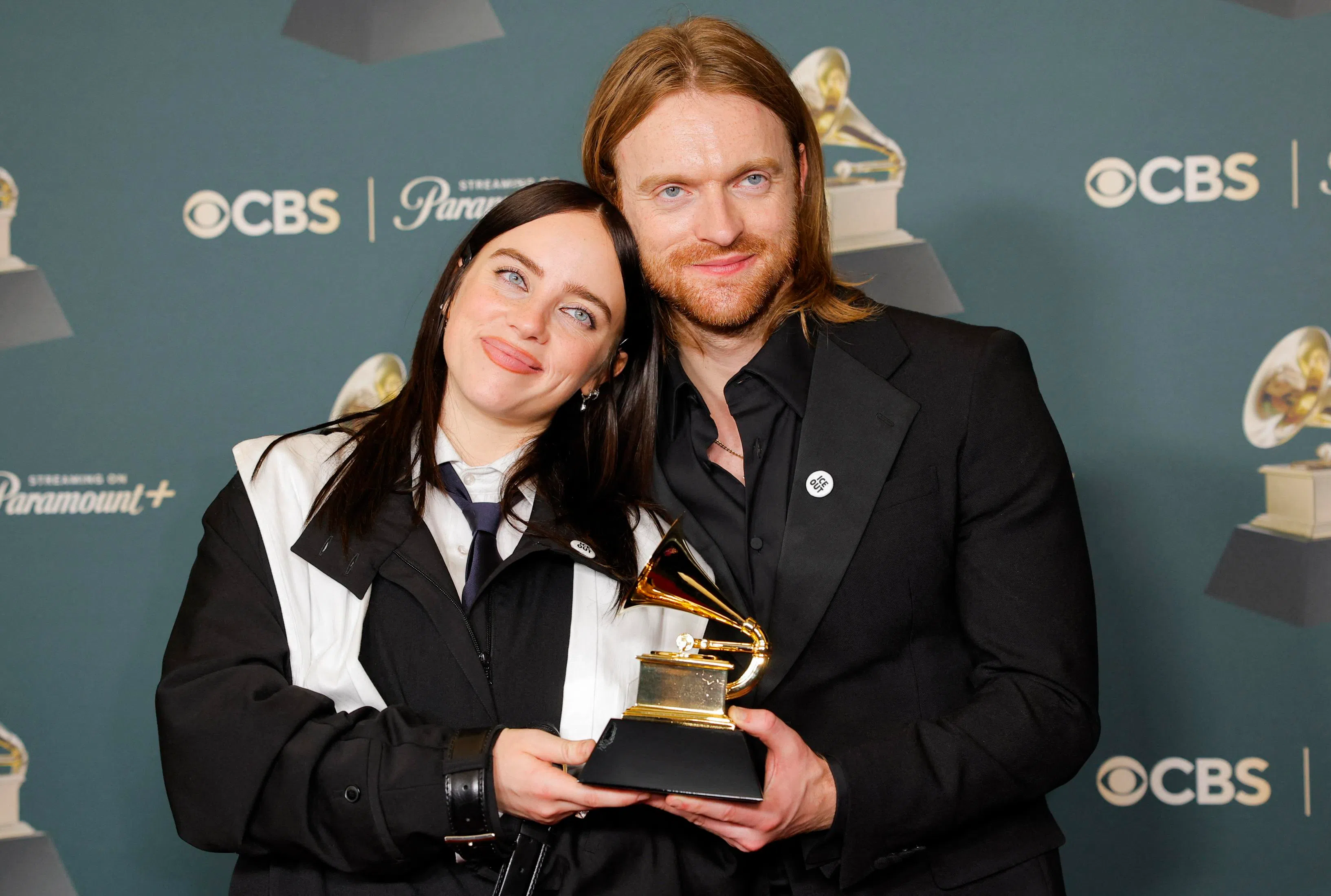 美国流行歌手Billie Eilish（怪奇比莉，左）和她的哥哥Finneas O’Connell（菲尼亚斯.奥康奈尔）凭借歌曲“Wildflower”荣获格莱美年度歌曲奖。（路透社）