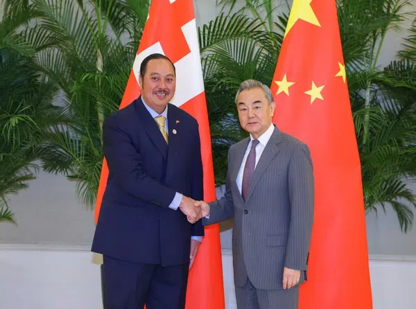 中国外长王毅（右）星期三（5月28日）在厦门会见汤加王储兼外交大臣图普托阿。（中国外交部官网）