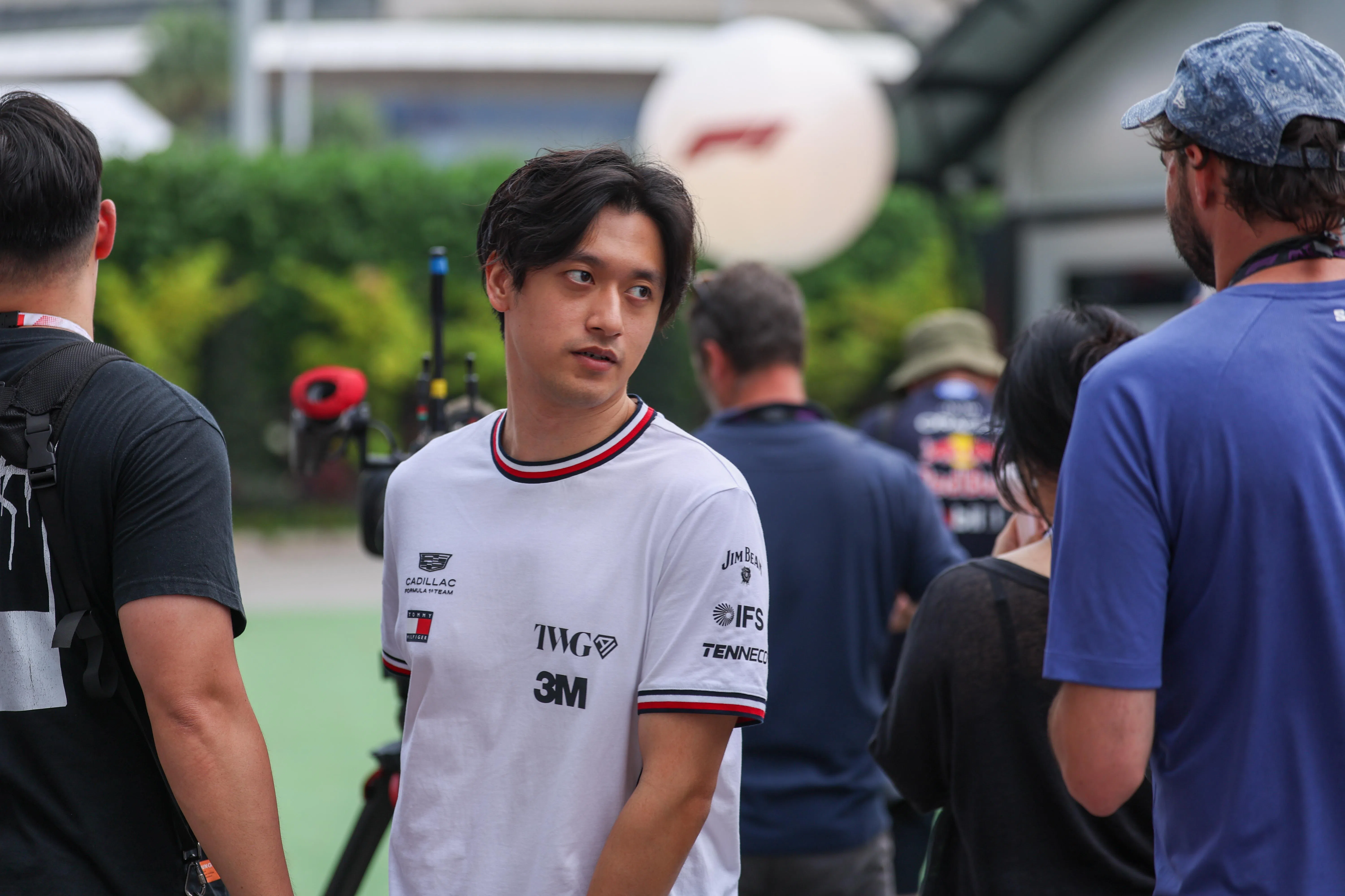 中国首位F1正式车手、凯迪拉克车队储备车手周冠宇抵达新加坡F1大奖赛围场。（白艳琳摄）
