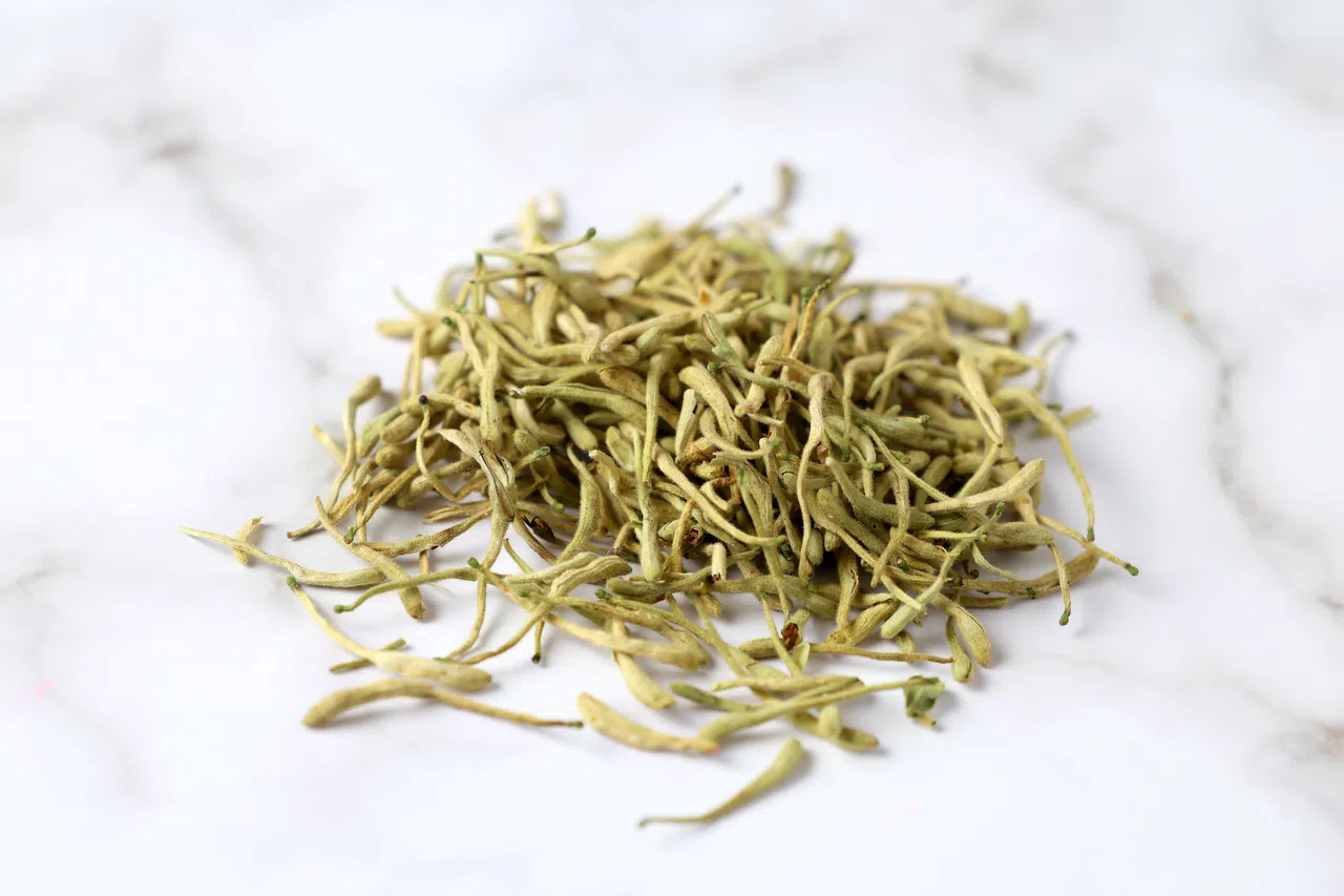 金银花茶以金银花为主要原料，性凉味甘，具有清热解毒、消炎利咽、抗菌抗病毒等功效。（龙国雄摄）