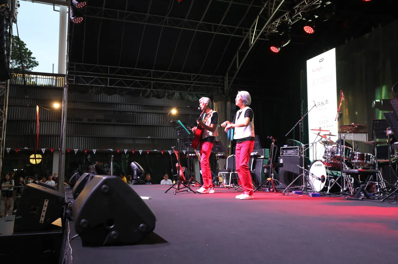 “银色组合”吴忆莲和张谦发带来经典老歌。（龙国雄摄）