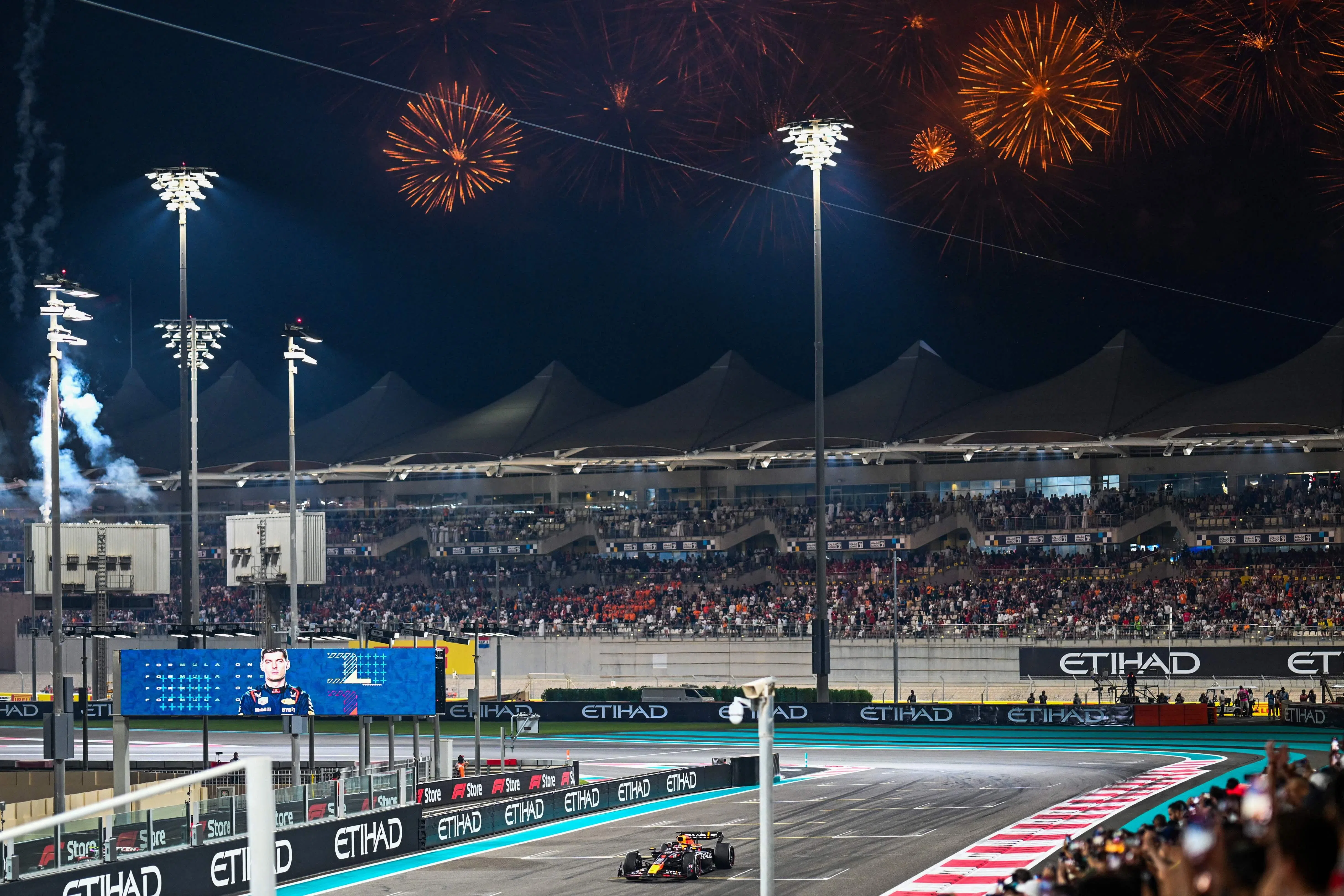 红牛车手费斯塔彭驾车冲过终点线。（法新社）