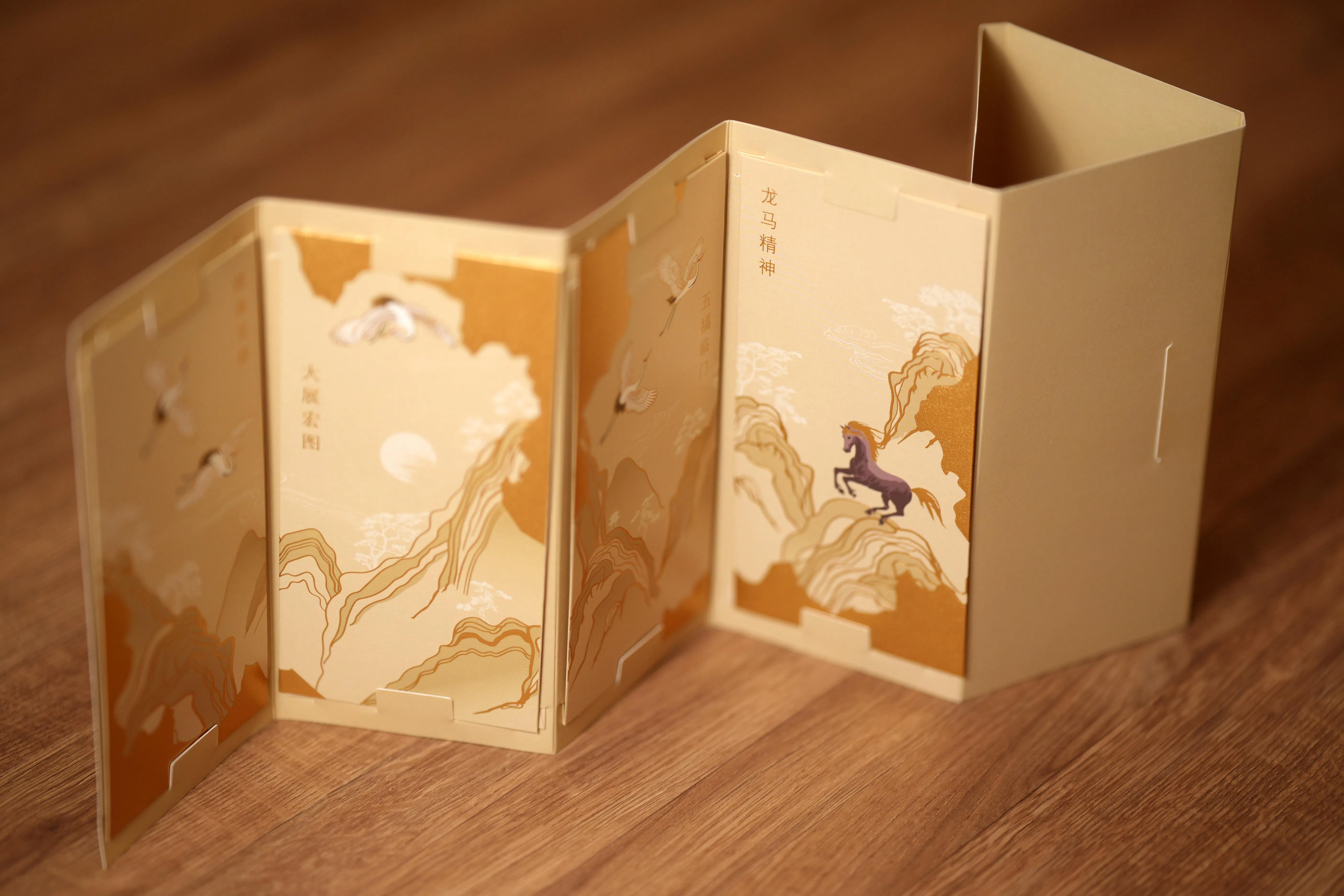 利安资金管理公司屏风画轴红包，像一幅山河图。（谢智扬摄）