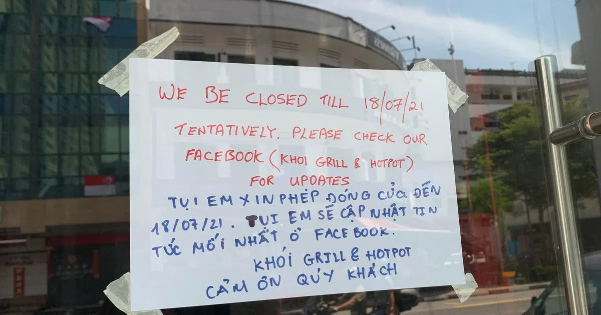 烧烤店在大门上贴通知，表示将关闭至本月18日。（江欣如摄）