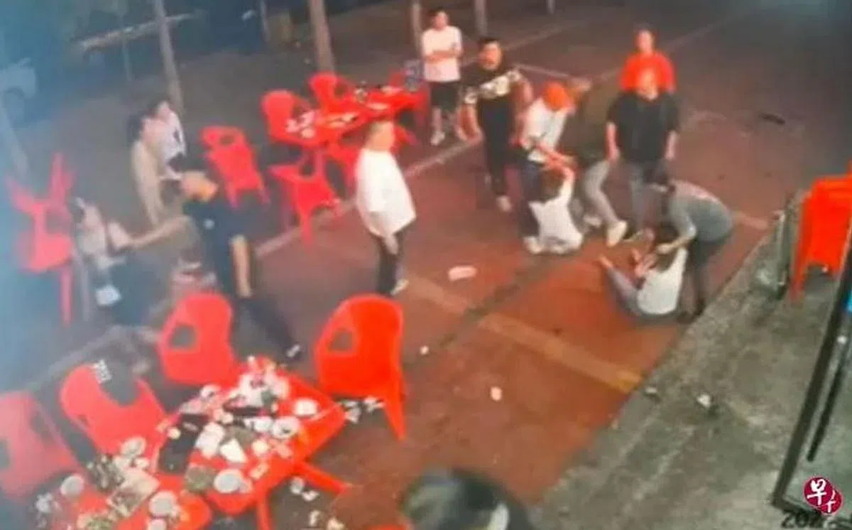 唐山烧烤店打人事件案发至今一个多星期，官方今天（21日）公布案件最新进展，包括众人高度关注的被打女子伤情。（互联网）