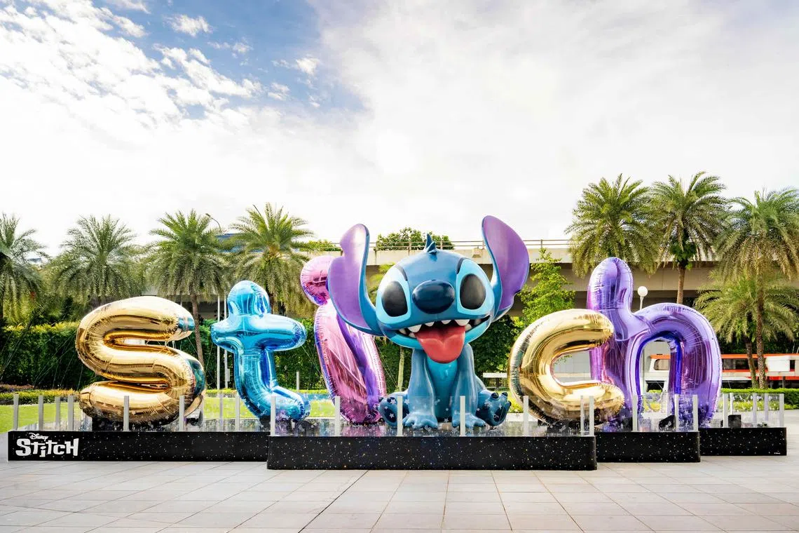 截至6月29日，怡丰城户外与室内多处设置可爱的迪士尼卡通角色Stitch的摄影装置让读者“集邮”拍照。