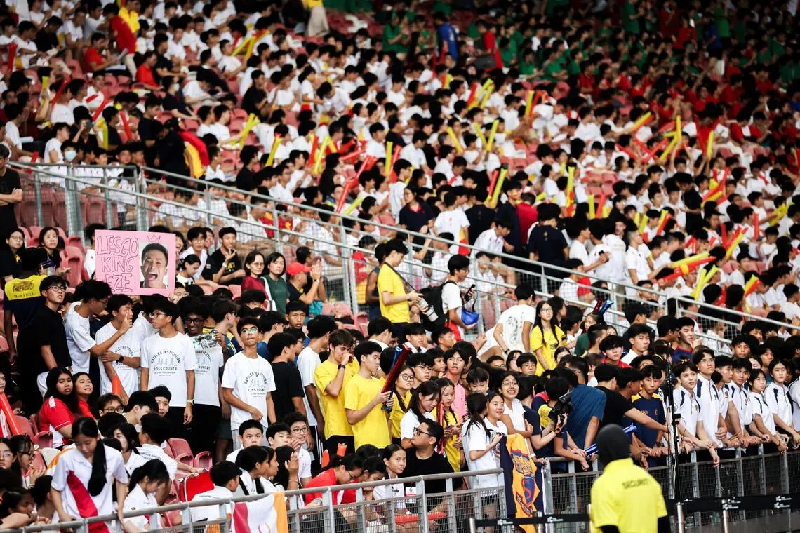 恰逢全国校际运动会也在国家体育场举办，当日的赛场热闹非凡。主办方为了防雨，还关上体育场顶棚，让欢呼声显得更加热烈。（关俊威摄）