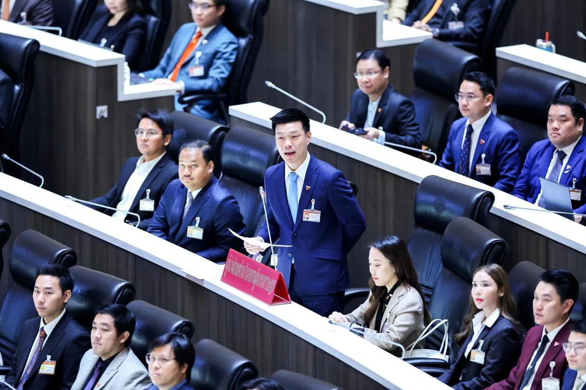 国会星期一（3月24日）开始针对首相的不信任动议辩论，反对党泰国人民党领导人那他蓬抨击前首相达信过度介入政府事务，却不必承担责任。（路透社）