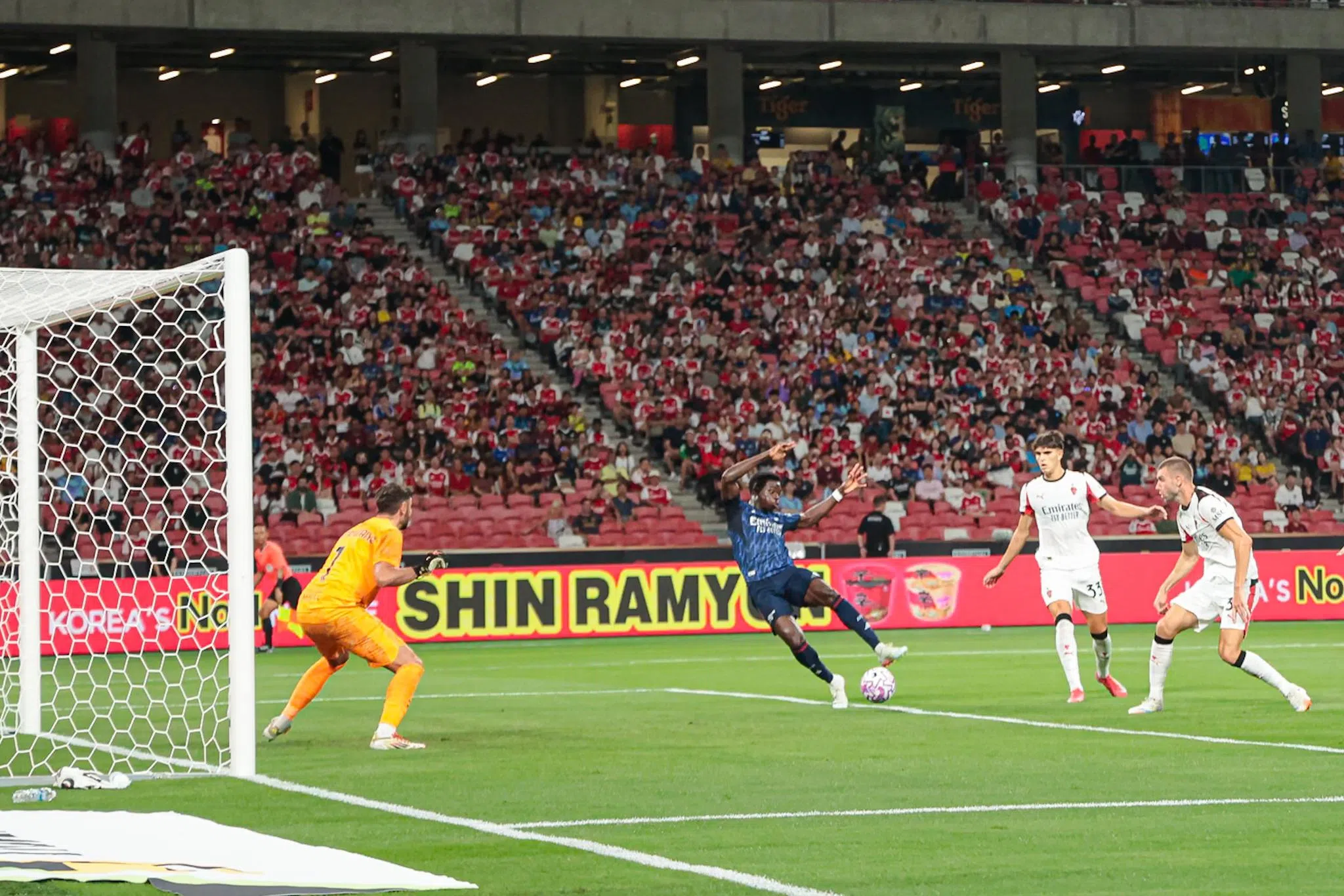 萨卡（左二）在无人盯防下，把球送入龙门。（李冠卫摄）