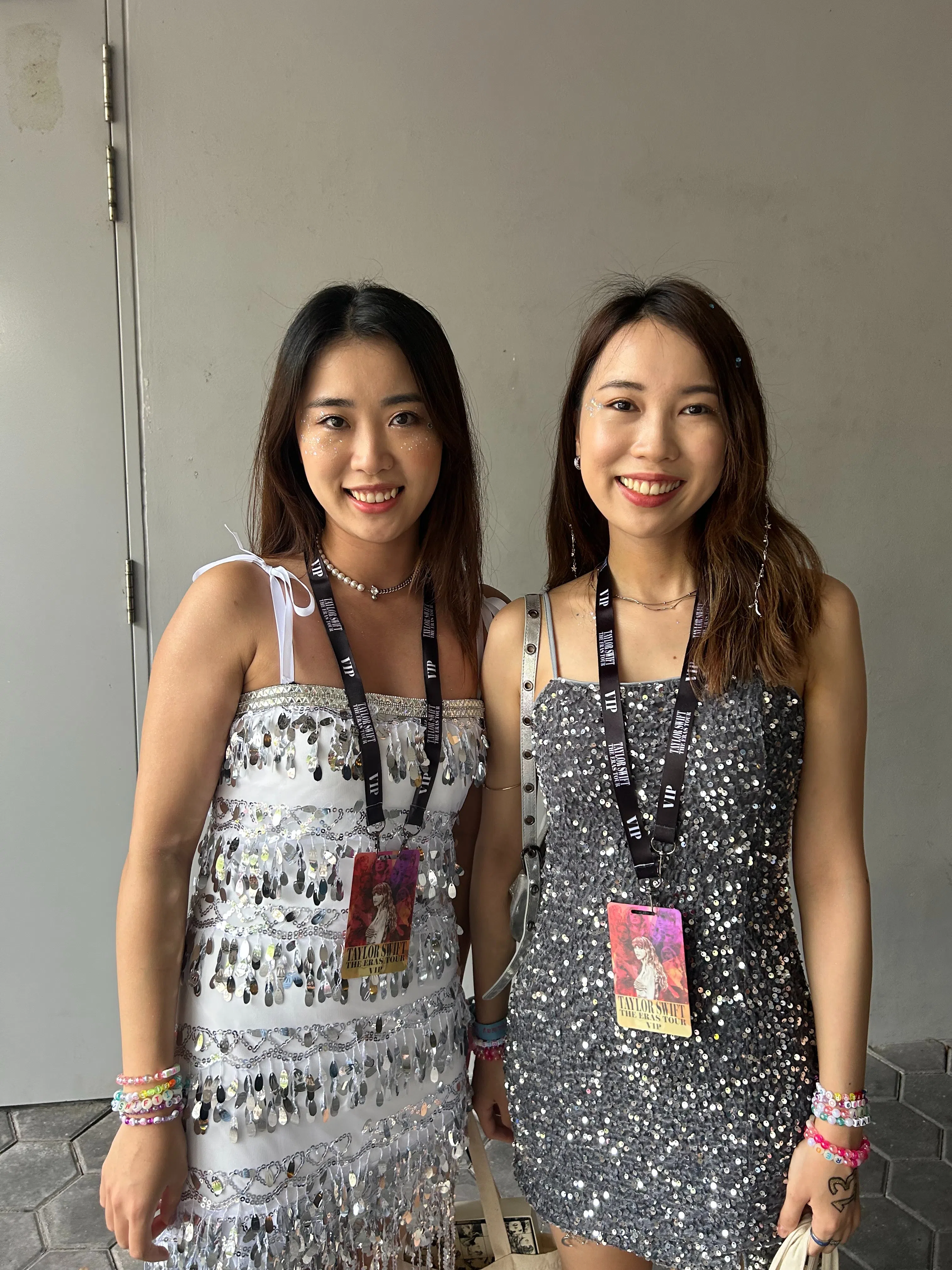 Mandy（左）和Jojo（右）专程从香港飞到新加坡看演唱会。（陈秋雁摄）