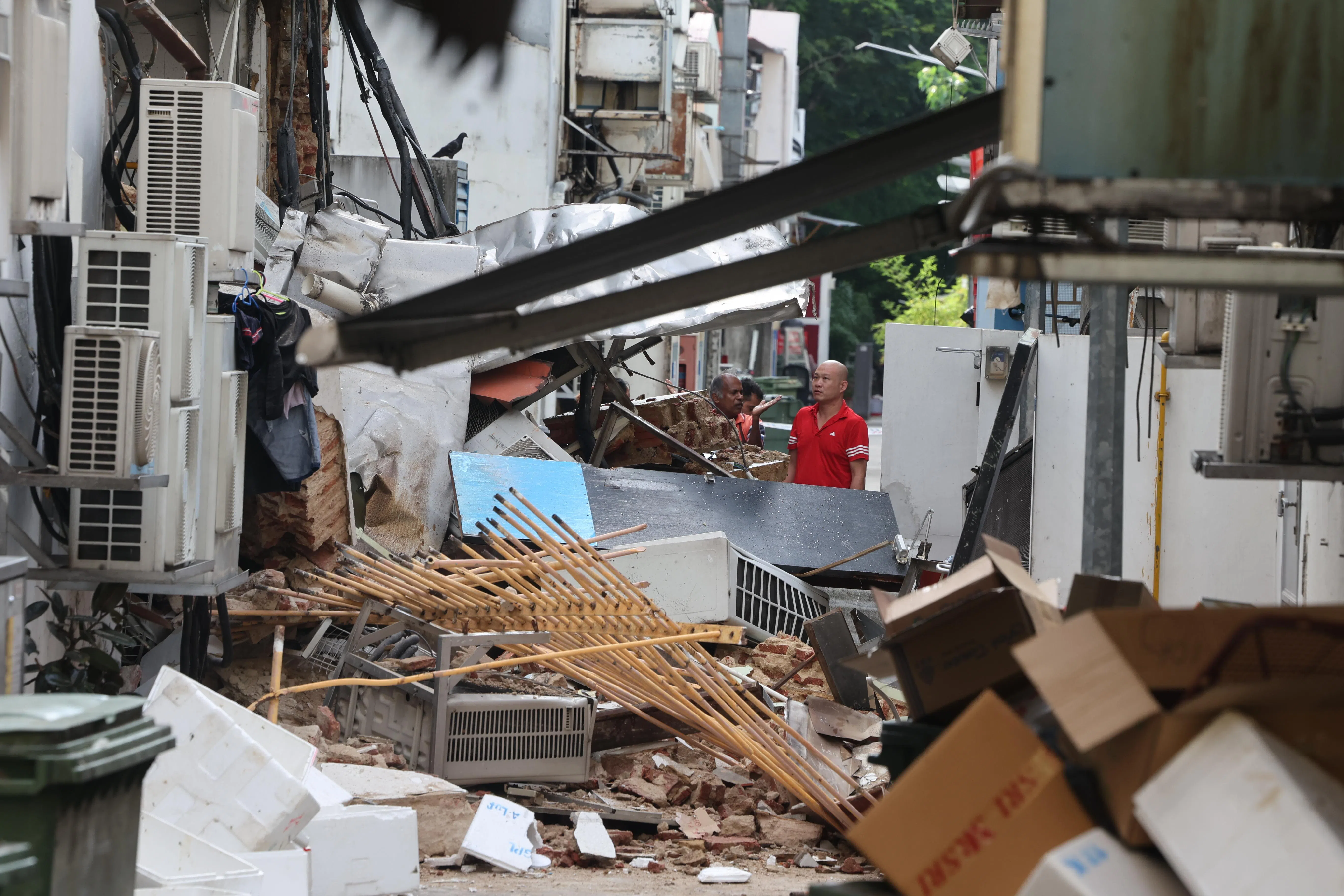 建设局说，附近建筑物没有受到影响，但为了公众的安全，已下令两个店屋的屋主封锁受影响范围，避免公众进出。（陈斌勤摄）
