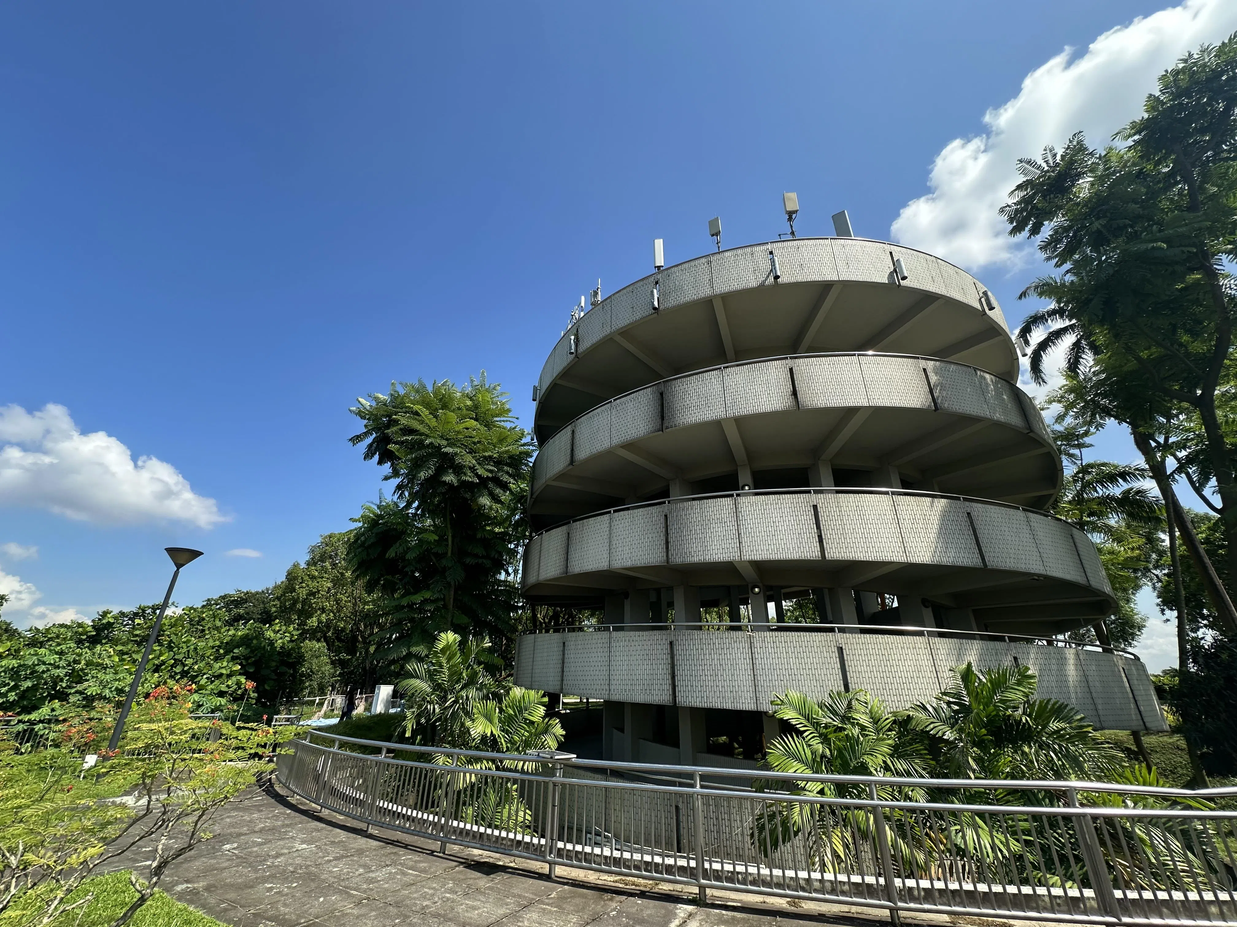 征集创意的地界总面积39.2公顷，包含裕廊飞禽公园原址、裕廊山公园（图），以及The Village @ Jurong Hill商场。（裕廊集团提供）