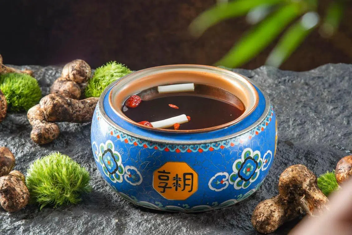 松茸菌王锅，菌汤口味清新。（餐馆提供）