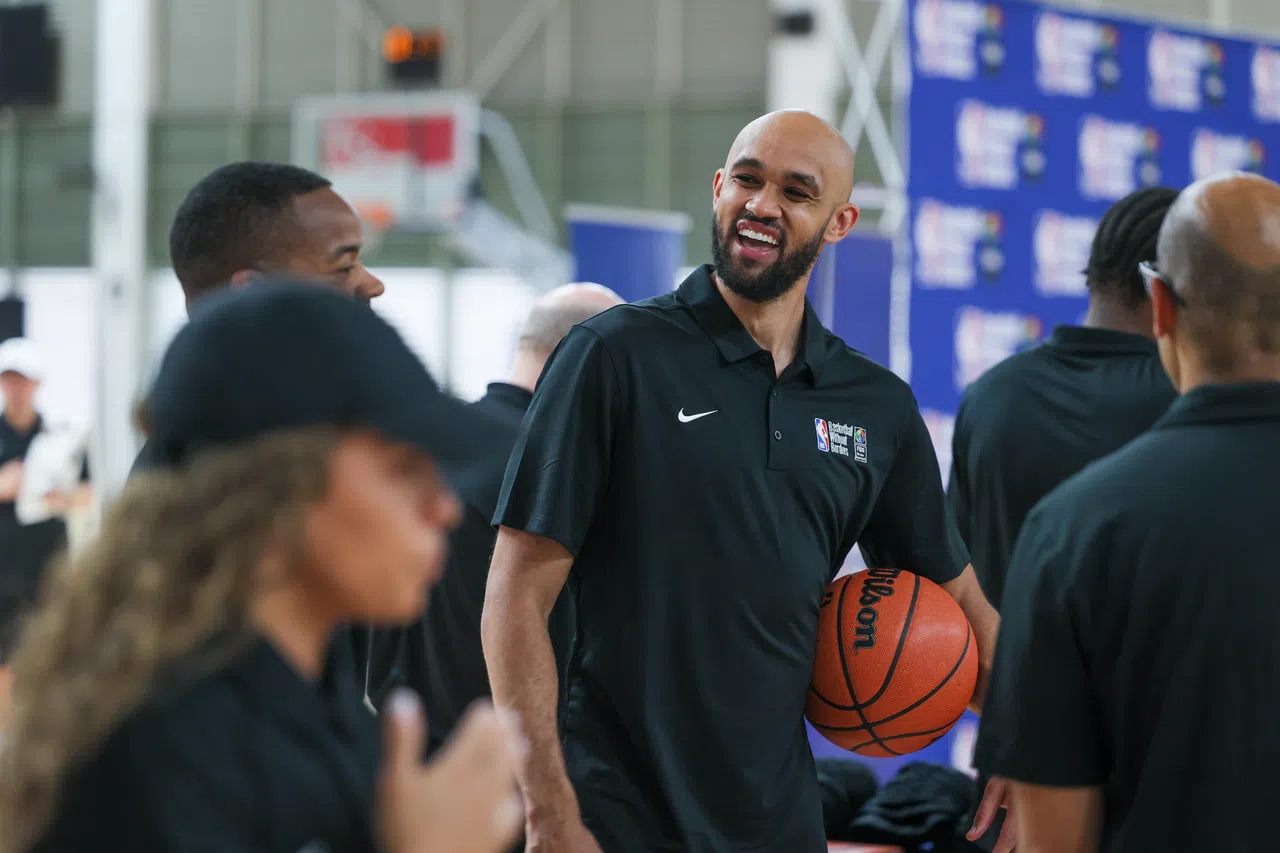 凯尔特人后卫怀特（中）认为，营员们的好学心态值得肯定，只要他们相信自己，就能不断进步。（张俊杰摄）