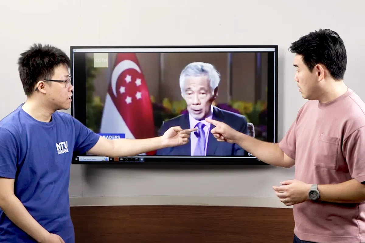 南大计算机科学与工程学院吴荣亮博士（左）向主持人刘永健传授辨别深伪视频的技巧。（视频截图）