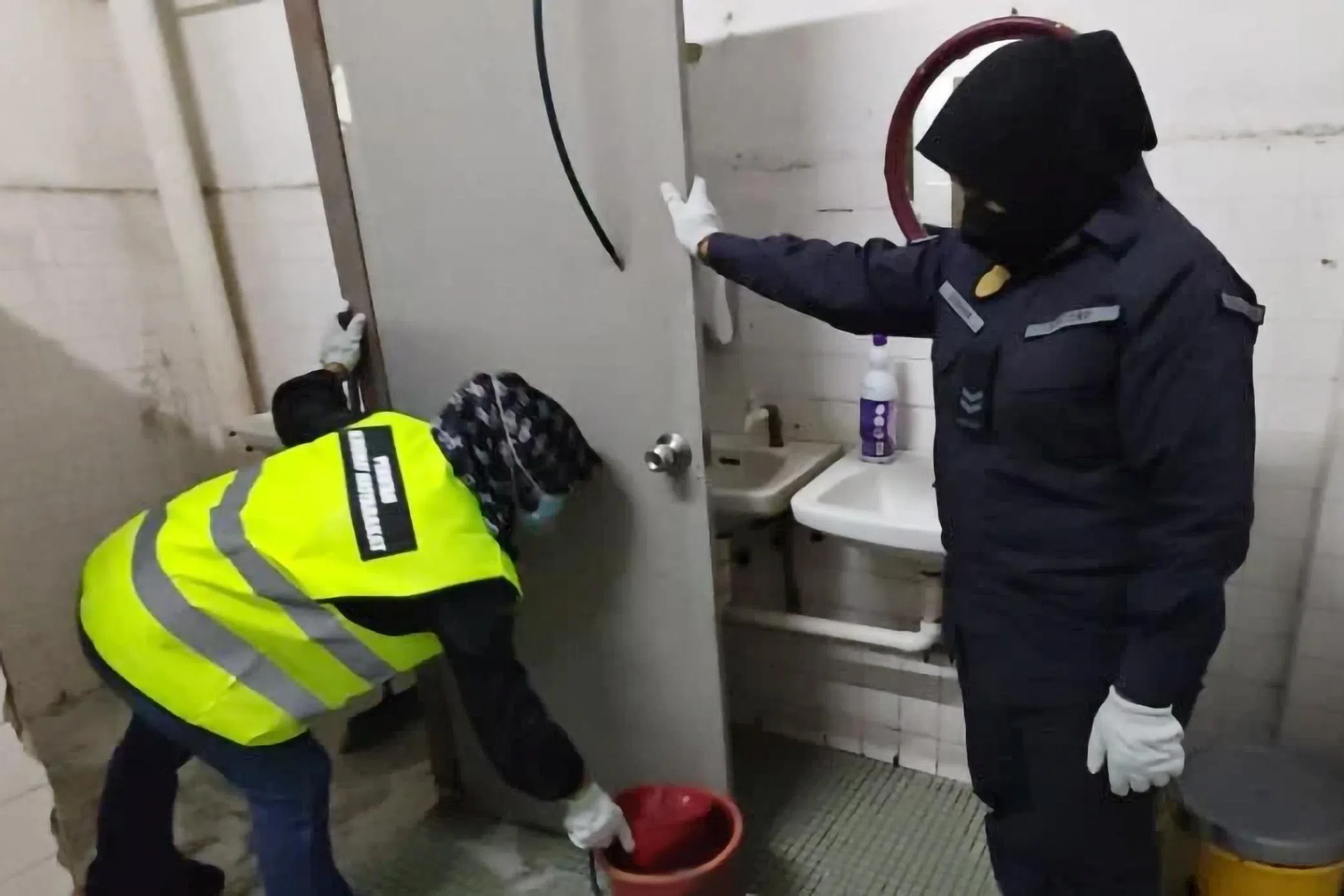 在柔佛州新山，印尼籍女子须履行的社区服务令是清理公共厕所。（星洲日报）