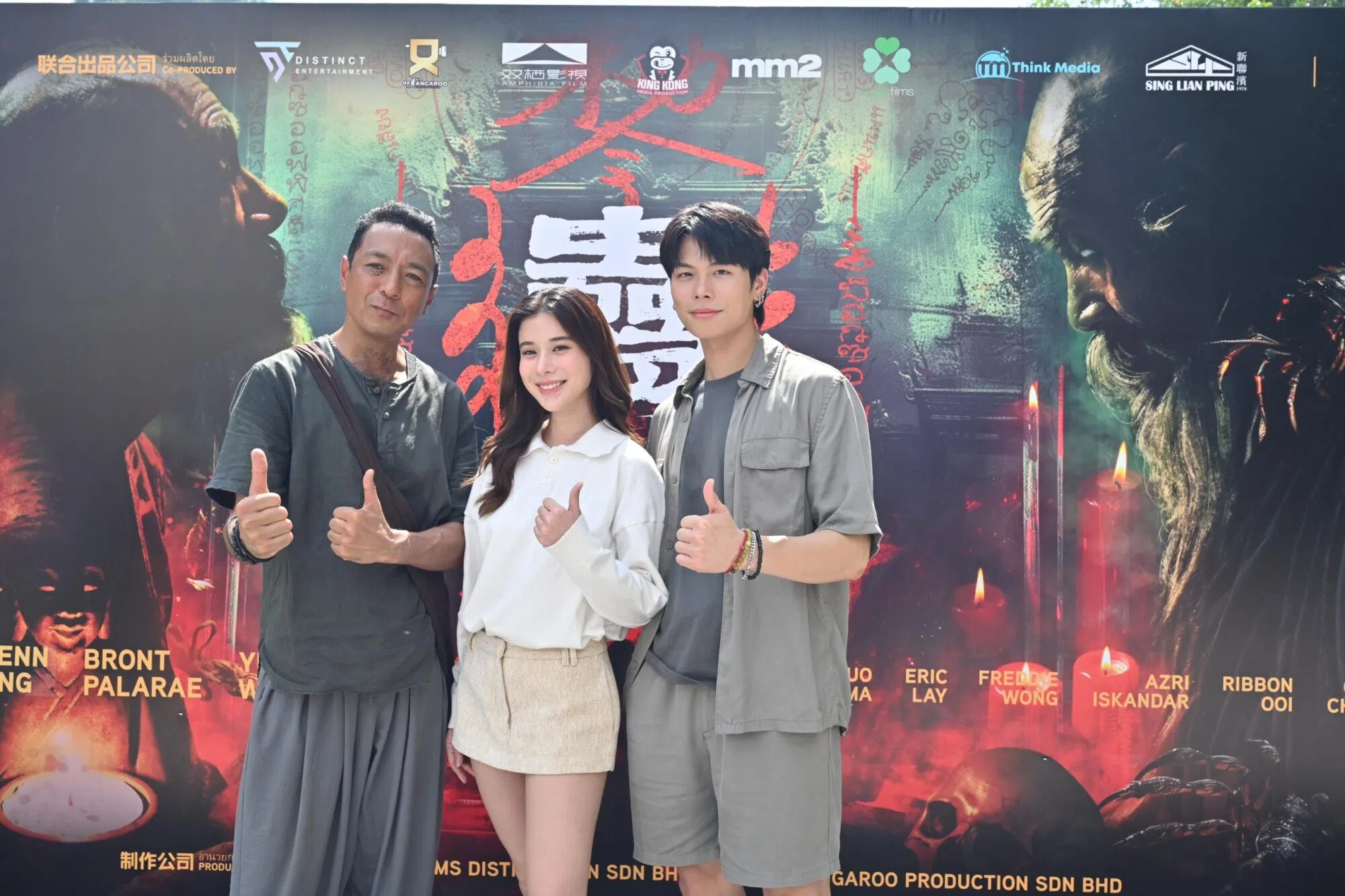 姜皓文（左）5月拍摄马来西亚悬疑恐怖片《蛊降》，合作的演员包括泰国女星Kao（中）和新加坡艺人容启航。（互联网）