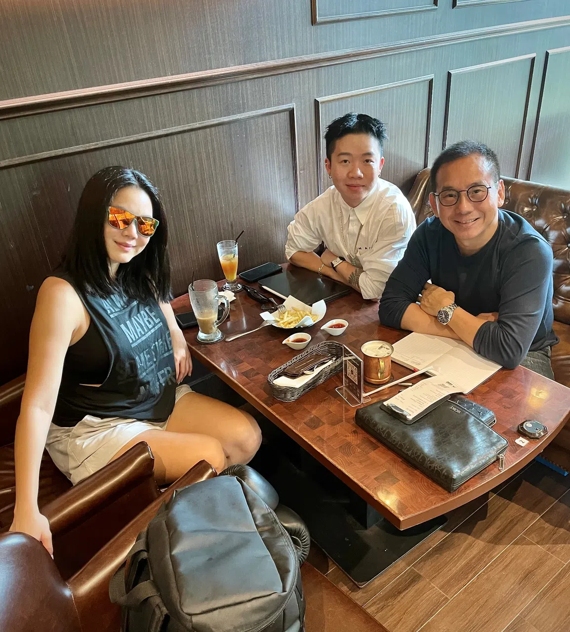 云晖翔（右一）与瑞恩（左一）及她的监制Walter Tan碰面，畅聊短片拍摄合作项目。