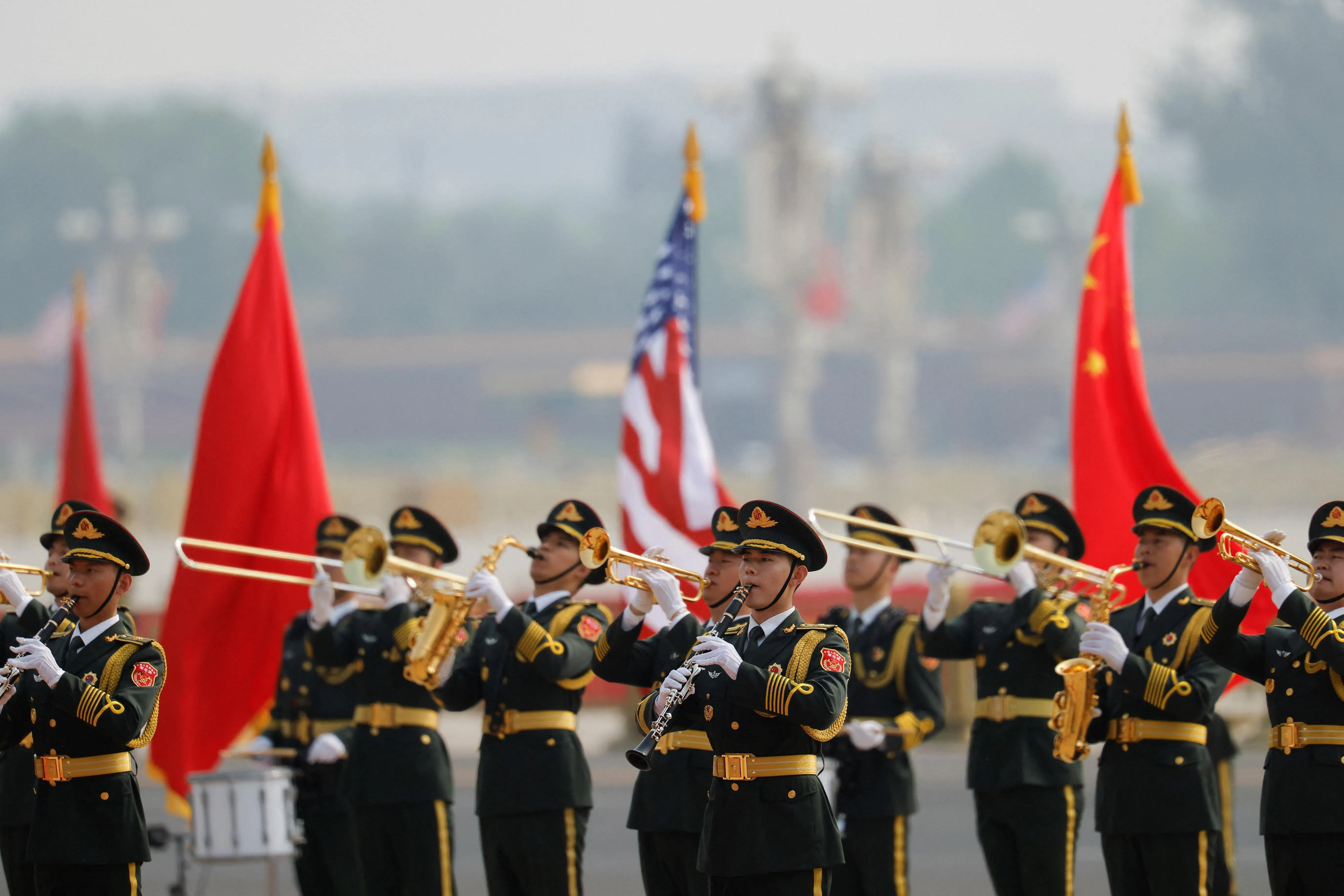 中国人民解放军仪仗队星期四（5月14日）在为美国总统特朗普举行的欢迎仪式进行彩排。（路透社）
