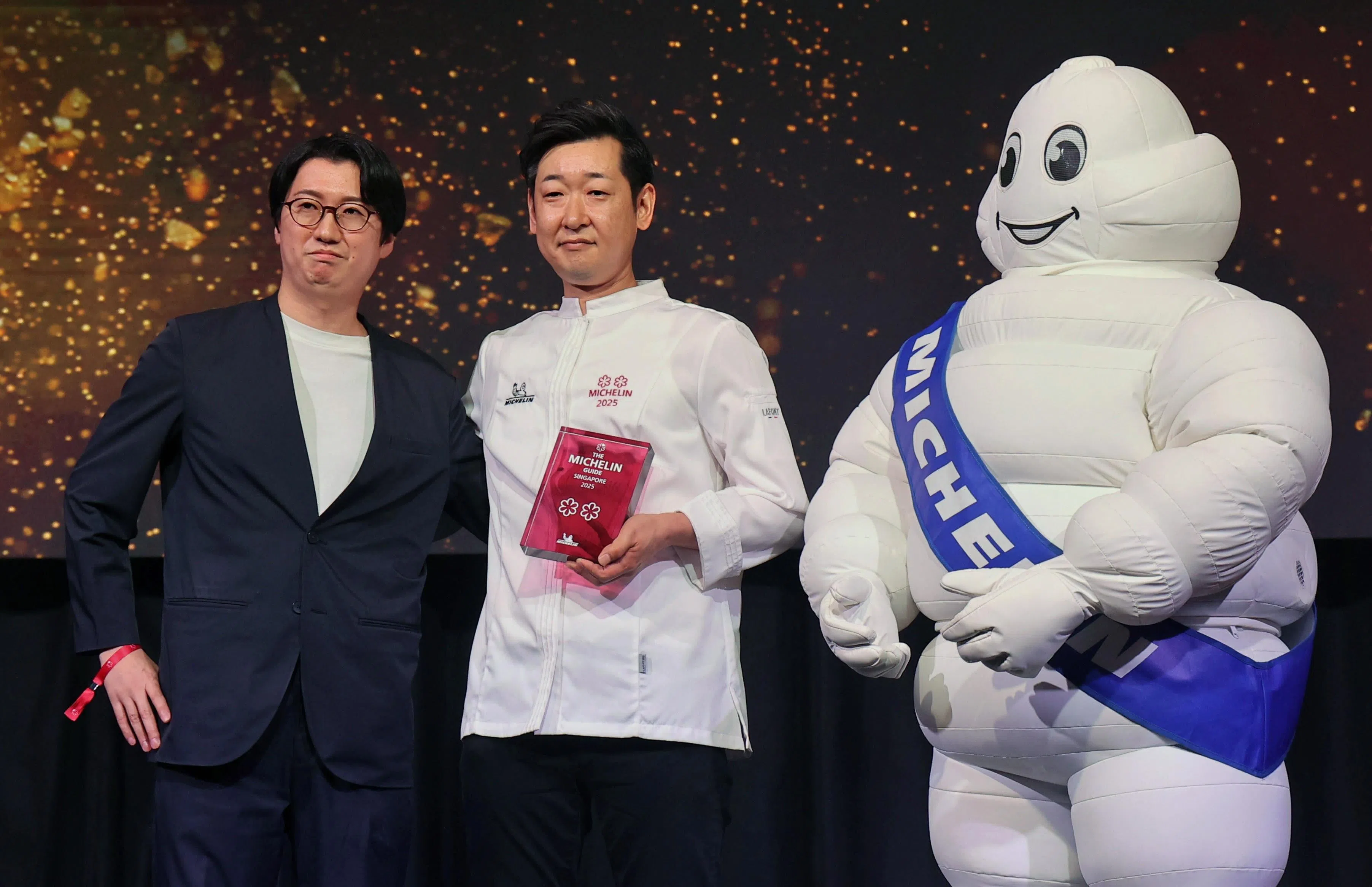 日式厨师做主餐馆Sushi Sakuta从米其林一星晋升二星，餐馆主厨作田至生（Yoshio Sakuta）和餐馆侍酒师Iwabuchi Makoto一起上台领奖。（萧紫薇摄）