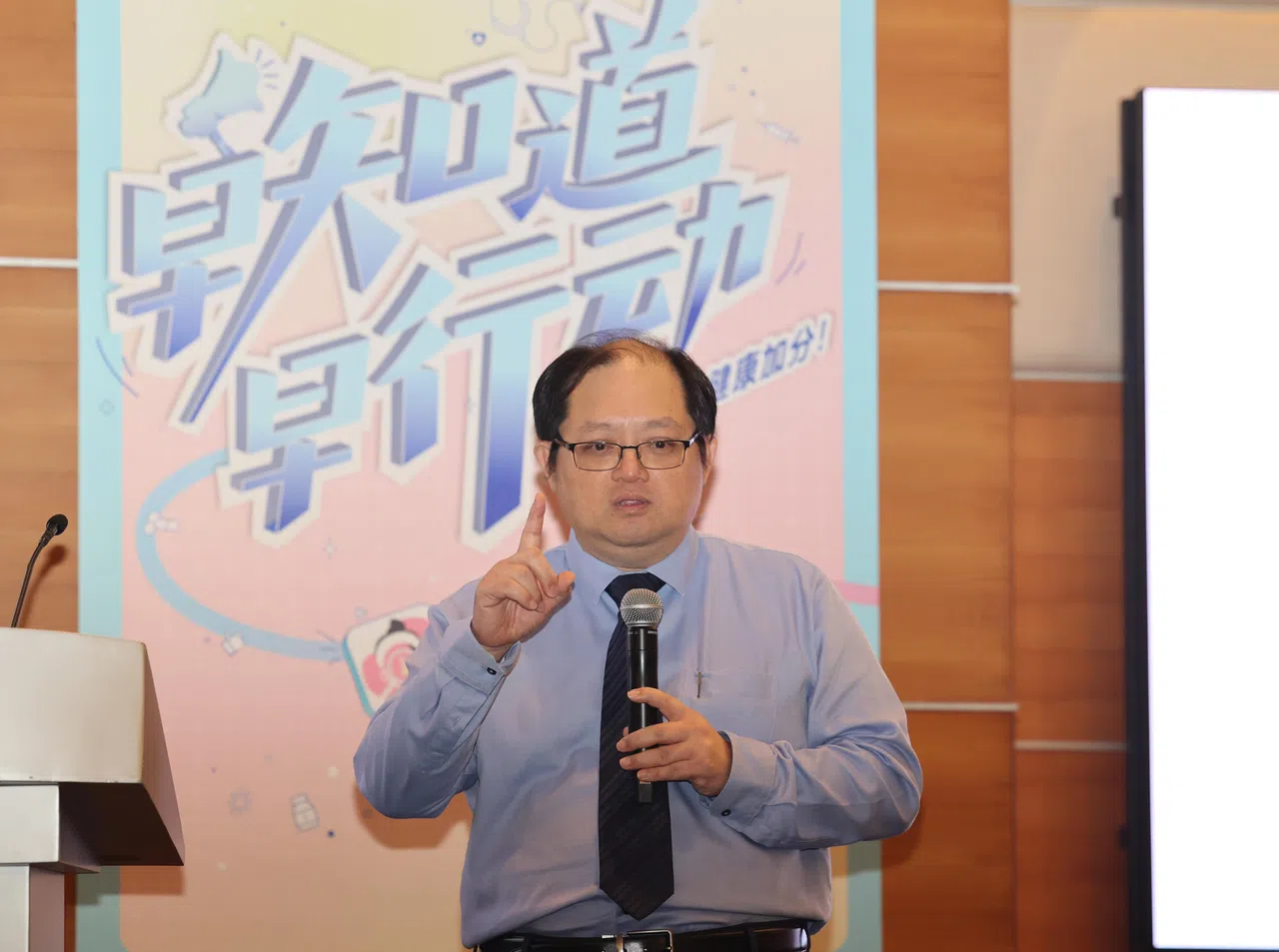 听力学家陈文海指出，听力衰退过程缓慢导致人们缺乏意识，而延迟就医，影响治疗效果。（邬福梁摄）