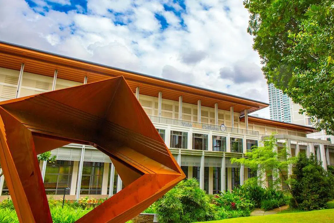 耶鲁—国大学院委托艺术家陈斯恩创作纪念雕塑。这个“立方体”雕塑去年8月竖立于学院绿地，纪念这所为本地推动教育革新的博雅学院。（耶鲁—国大学院提供）