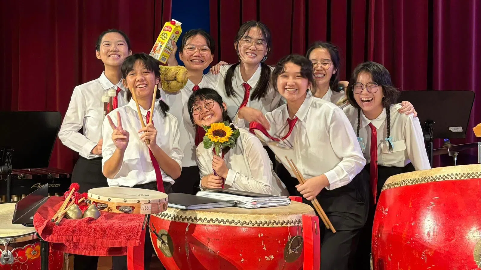 打击乐小组在演出后合照，虽然疲惫但年轻的脸庞难掩喜悦之情。（林启雯提供）