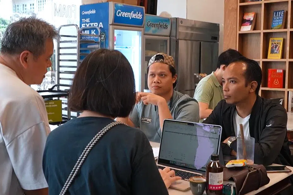 傅孙明常花时间开导咖啡馆员工，员工们视他为他们的“老爸”。（视频截图）