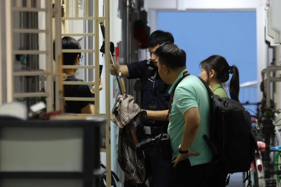 警方进入女子住家搜查后起获两把剑。（梁麒麟摄）