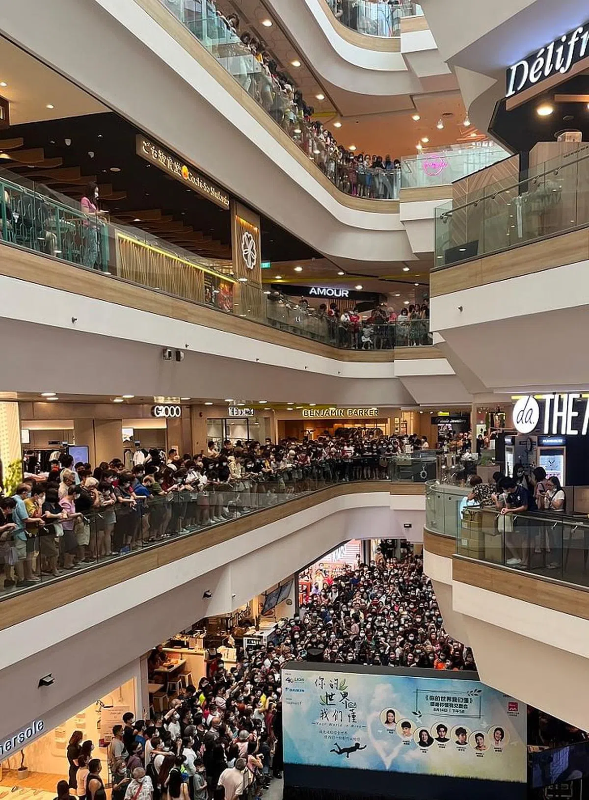 《你的世界我们懂》演员亮相，商场五层楼聚集人潮围观。（蔡欣盈摄）